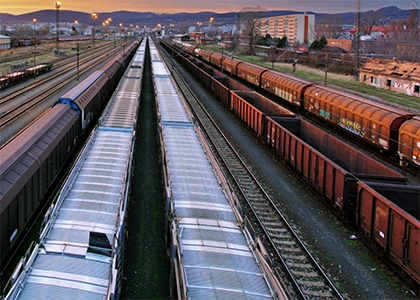 Blick auf Eisenbahngleise mit abgestellt Güterwagen in einem Bahnhof.